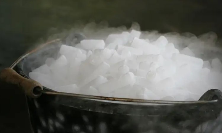 Cara menyimpan dry ice, Sumber: orami.com