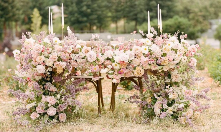 Hiasan bunga untuk acara pernikahan, Sumber: weddingwire.com