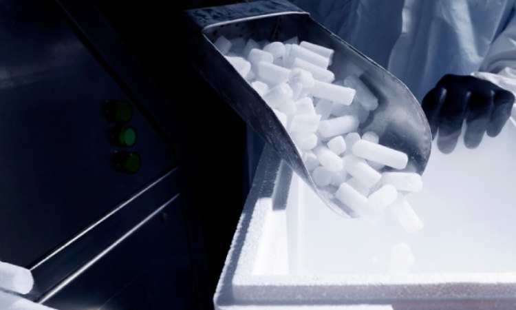 Menggunakan dry ice, Sumber: amazonaws.com