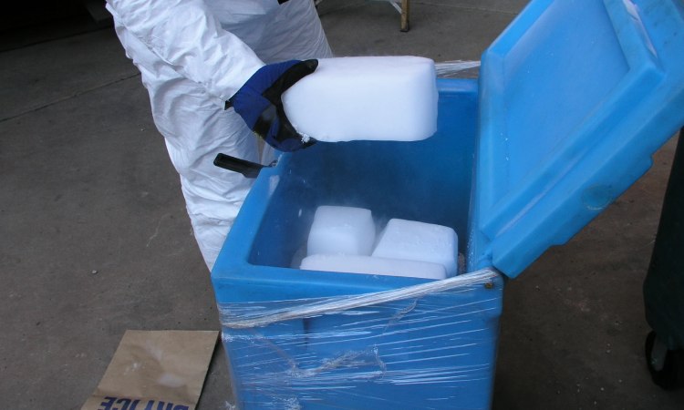 Penyimpanan dry ice, Sumber: coldjet.com