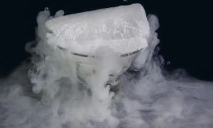 Dry ice sebagai efek asap panggung, Sumber: orami.co.id