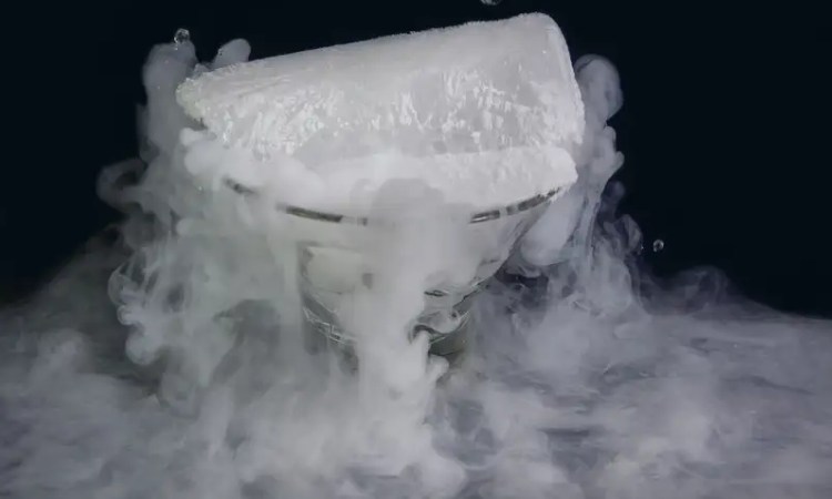 Dry ice sebagai efek asap panggung, Sumber: orami.co.id