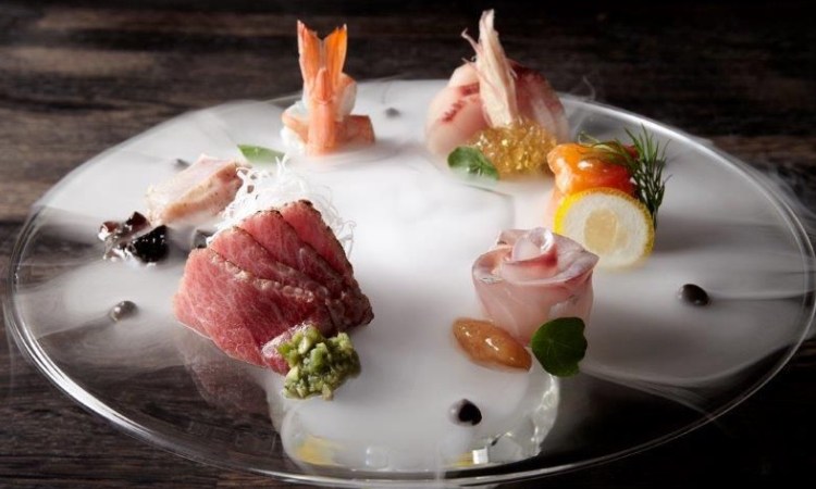 Penggunaan dry ice untuk mempercantik tampilan makanan, Sumber: idntimes.com