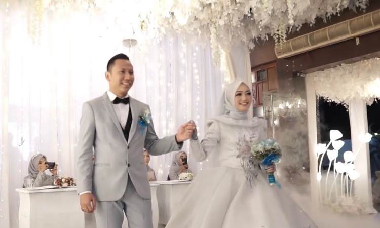Foto kedua pengantin, Sumber: youtube.com