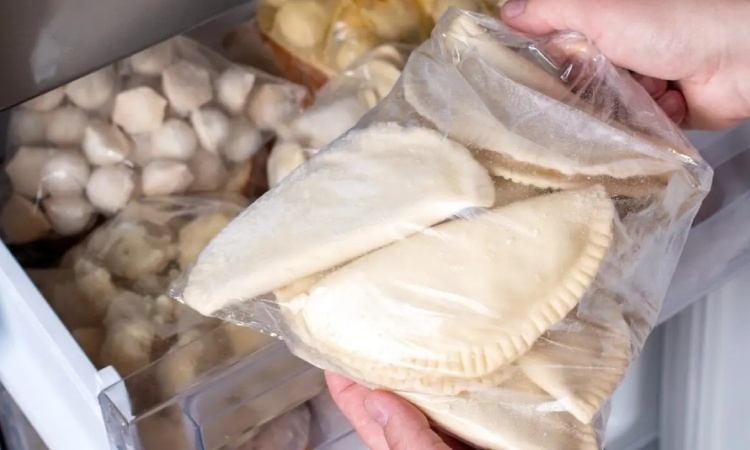 Packing frozen food, Sumber: mokapos.com