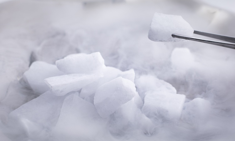Bahaya memegang dry ice secara langsung, Sumber: finnair.com