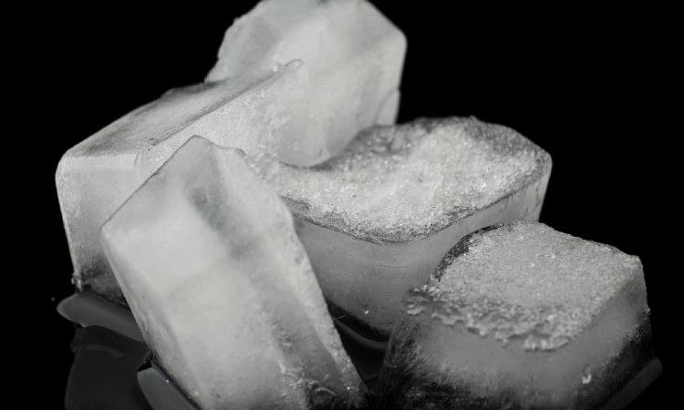Perbedaan dry ice dengan es batu biasa, Sumber: disway.id