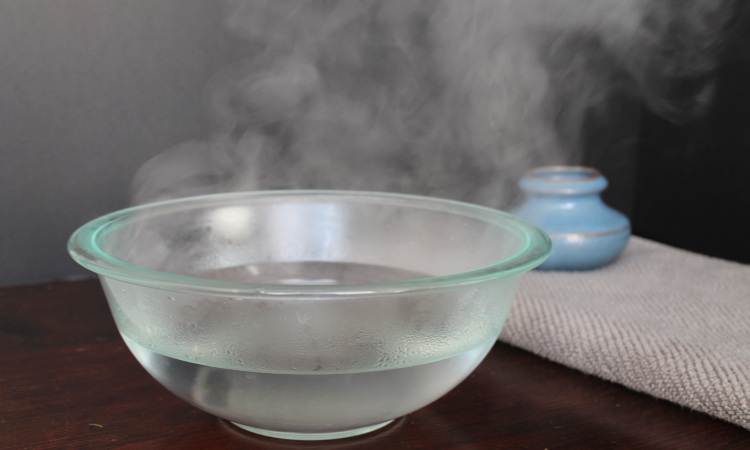 Rendam tangan dengan air hangat, Sumber: sehatfresh.com
