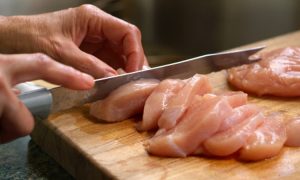 Daging ayam saat camping, Sumber: googleusercontent.com