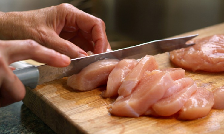 Daging ayam saat camping, Sumber: googleusercontent.com