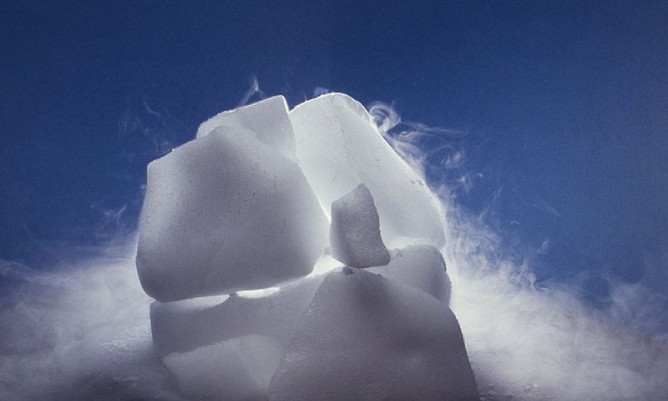 Penangan jika terluka karena dry ice, Sumber: bbci.co.uk