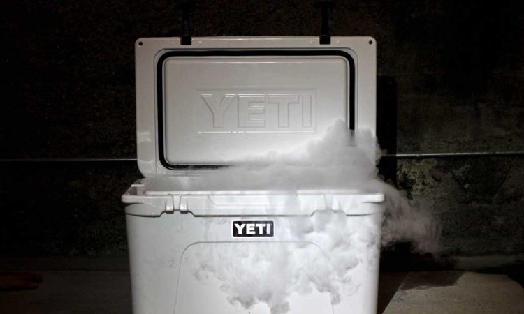 Penyimpanan dry ice di cooler, Sumber: amazonaws.com