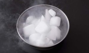 Cara membuang dry ice, Sumber: cloudfront.net
