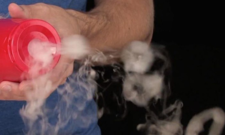 Asap dry ice, Sumber: stevespangler.com