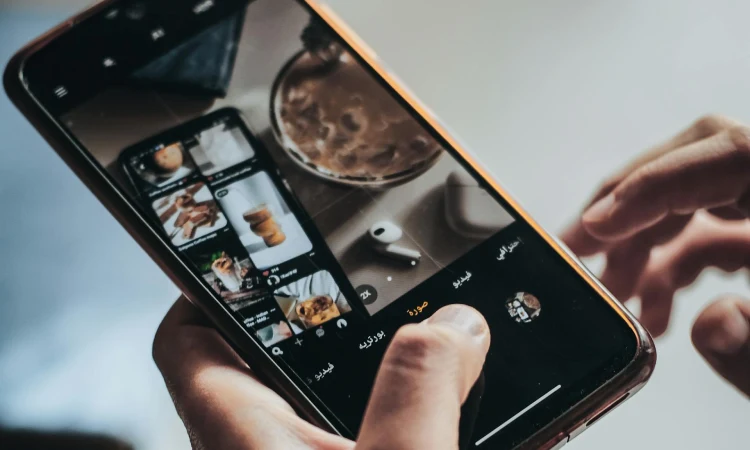 Memotret dengan ponsel, Sumber: pexels.com