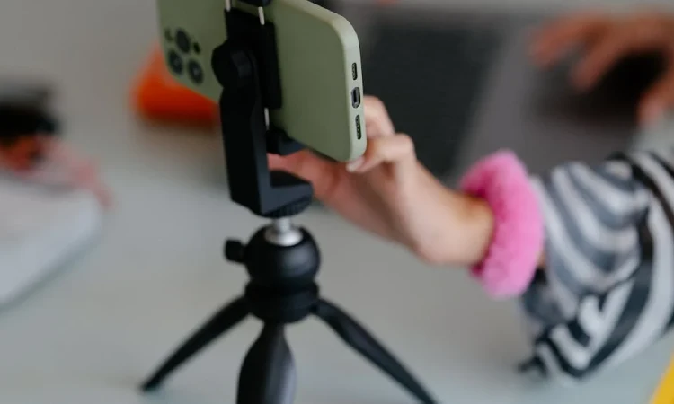 Menggunakan tripod, Sumber: pexels.com