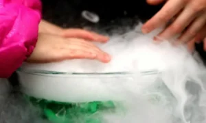 Bahaya dry ice, Sumber: sciencekiddo.com