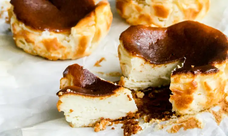 Mini Burnt Cheesecake, Sumber: thedessertedgirl.com