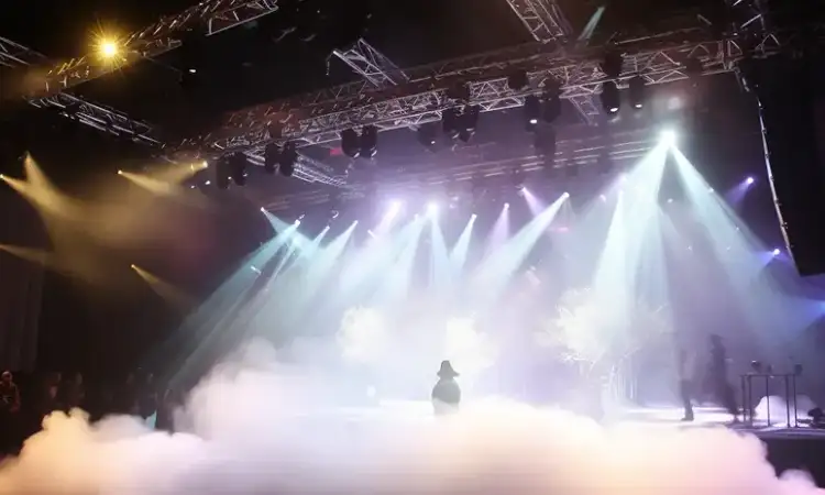 Asap dry ice konser, Sumber: prostagelight.net