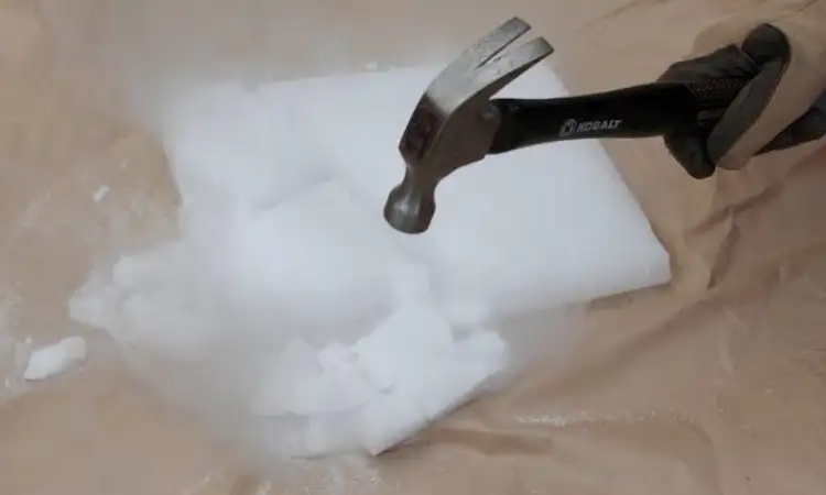 Cara memecah dry ice, Sumber: gstatic.com